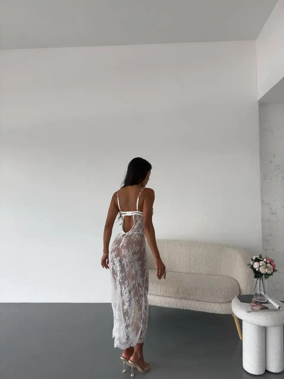 Beyaz Fransız Dantelli Askısı İşlemeli Elbise